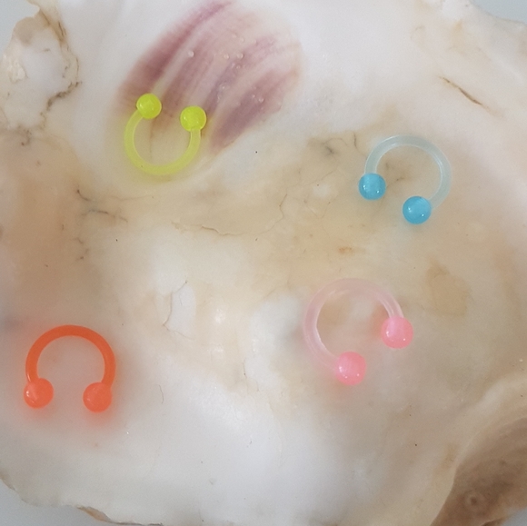 👃🏻 Glow in the Dark Septum Piercings - Picture 2 of 7